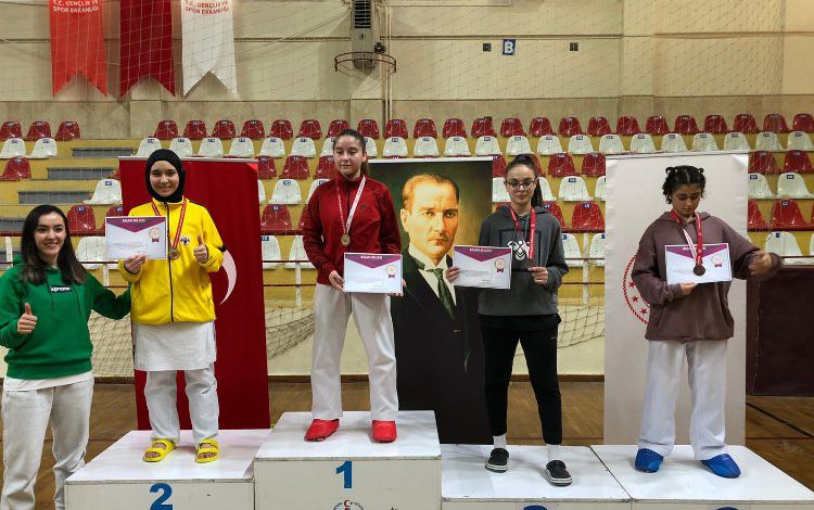 Manisalı karateciler, Denizli’de 5 madalya kazandı