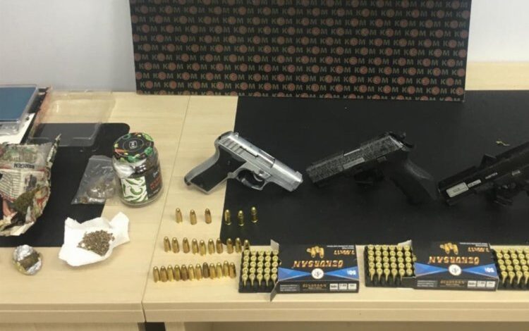 Edirne Keşan’da ev aramasında tabanca ve uyuşturucu ele geçirildi Edirne Keşan’da ev aramasında tabanca ve uyuşturucu ele geçirildi