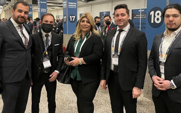 İş insanlarından üretim mesajı İş insanlarından üretim mesajı