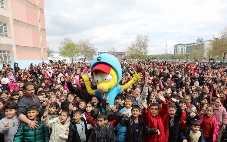 ‘Mikrop Avcıları Cumborlop’ çocuklara moral oldu ‘Mikrop Avcıları Cumborlop’ çocuklara moral oldu