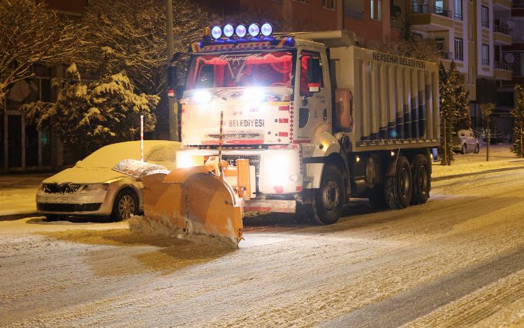 Nevşehir Belediyesi’nden kar mesaisi