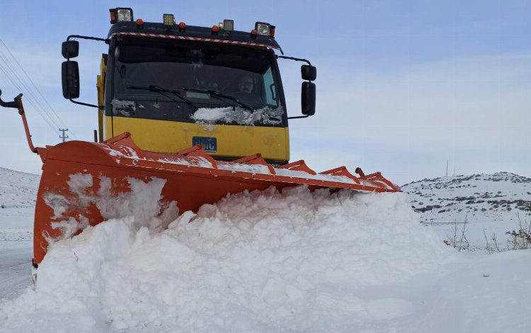 Kayseri Büyükşehir’den karla yoğun mücadele