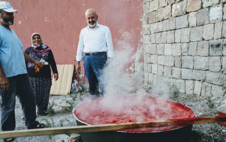 Kayseri Kocasinan’da dağıtılan fideler salça oldu Kayseri Kocasinan’da dağıtılan fideler salça oldu