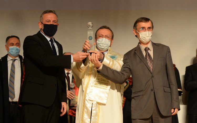 Bursa’da bilgi temelli fikirleri üretenlerin ödül gururu Bursa’da bilgi temelli fikirleri üretenlerin ödül gururu