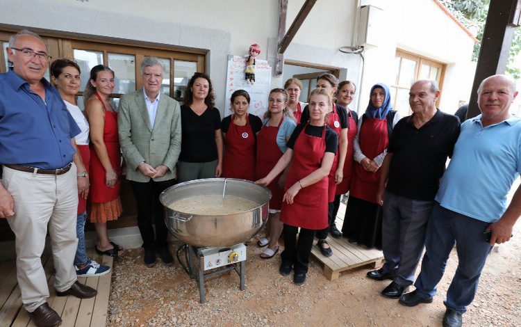 İzmir Narlıdere’de aşure kazanları kaynıyor İzmir Narlıdere’de aşure kazanları kaynıyor