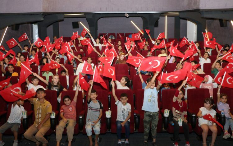 Çocuklara Rafadan Tayfa film ziyafeti Çocuklara Rafadan Tayfa film ziyafeti