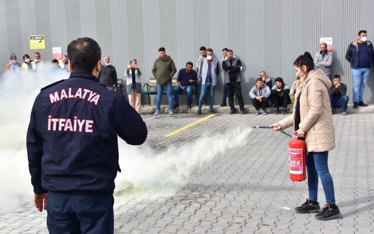 Malatya Büyükşehir İtfaiyesi yangın eğitimlerini sürdürüyor