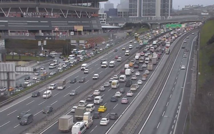 Meteorolojik uyarı İstanbul’da trafiği yoğunlaştırdı Meteorolojik uyarı İstanbul’da trafiği yoğunlaştırdı
