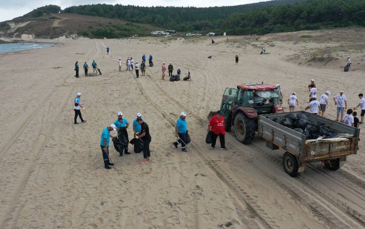 Kocaeli’de ‘Balık Yakalama’ öncesi Uzunkum’da kıyı temizliği