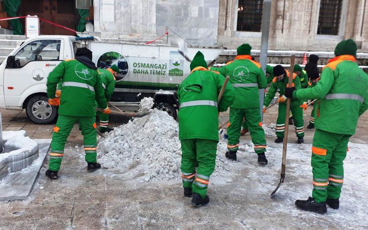 Bursa Osmangazi’de kar mesaisi sürüyor