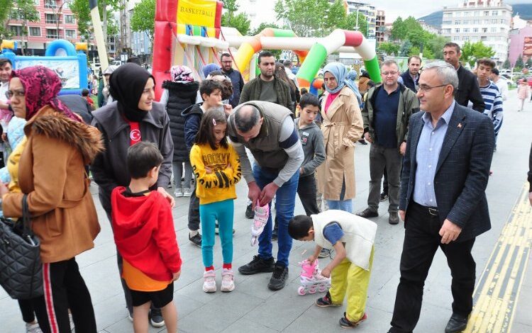 Kütahya’da çocuklar gönüllerince eğlendi Kütahya’da çocuklar gönüllerince eğlendi