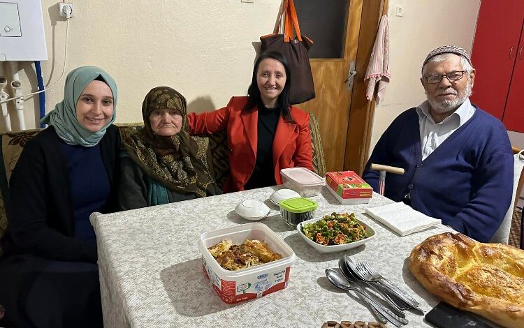 Başkan Tekin iftar sofralarına konuk oluyor