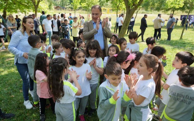 Mehmet Murat Çalık çocuklarla buluştu