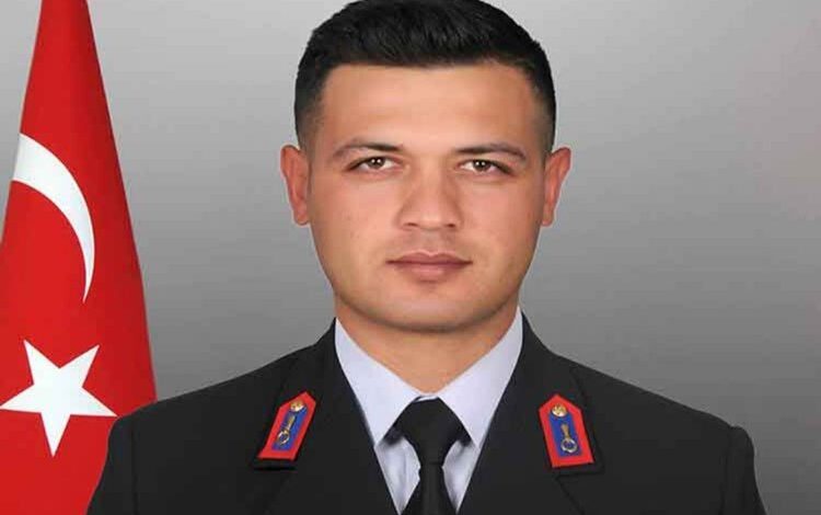 Kaza yerinde güvenliği sağlarken şehit oldu Kaza yerinde güvenliği sağlarken şehit oldu