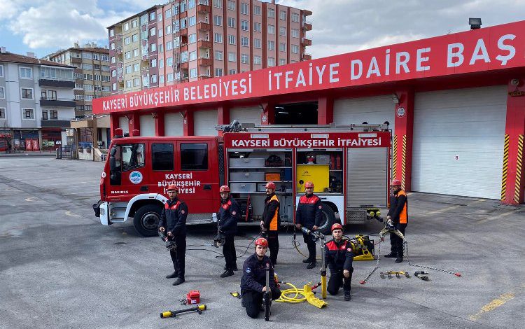 Başkan Büyükkılıç’tan itfaiyeye yeni ekipman desteği Başkan Büyükkılıç’tan itfaiyeye yeni ekipman desteği