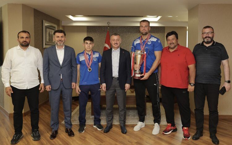 Başkan Büyükakın Kocaelili pehlivanları ağırladı Başkan Büyükakın Kocaelili pehlivanları ağırladı