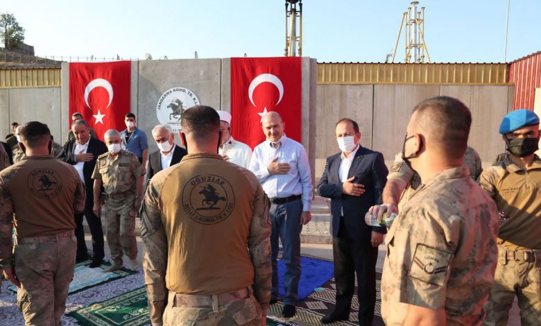 Bakan Soylu, Mehmetçikle namaz kıldı, bayramlaştı Bakan Soylu, Mehmetçikle namaz kıldı, bayramlaştı