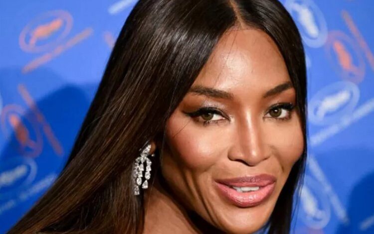 Naomi 53’ünde 2. kez anne oldu Naomi 53’ünde 2. kez anne oldu