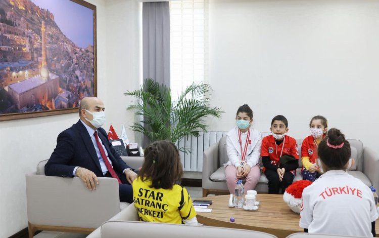 Satranç Şampiyonasında dereceye giren Öğrencilerden Vali Demirtaş’a Ziyaret Satranç Şampiyonasında dereceye giren Öğrencilerden Vali Demirtaş’a Ziyaret