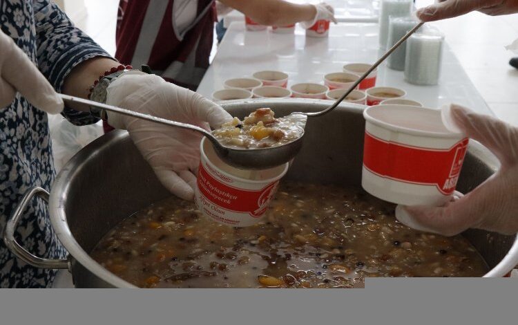 İzmit’in dört bir yanında aşure dağıtıldı