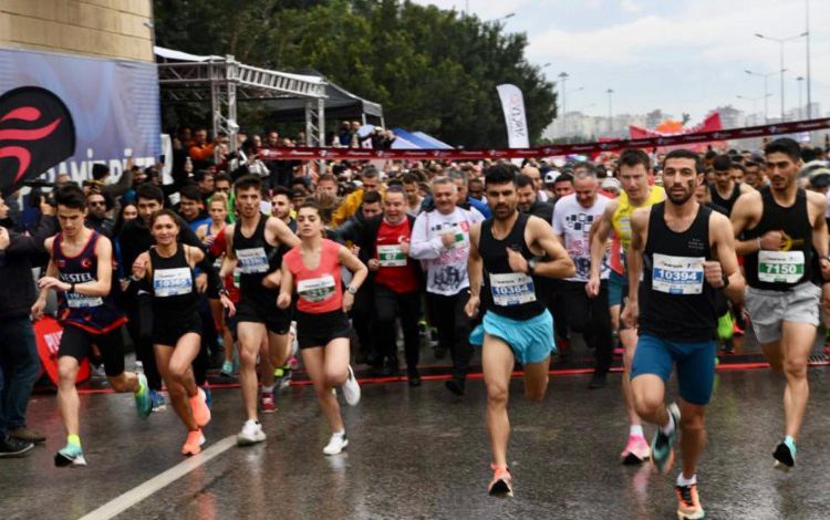 Antalya’daki koşuları yağmur durduramadı Antalya’daki koşuları yağmur durduramadı