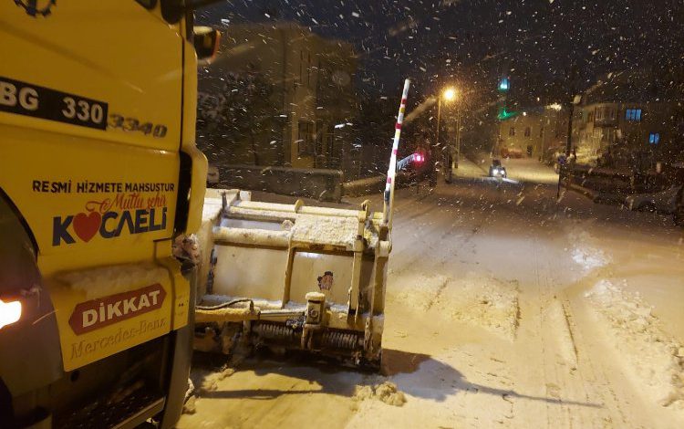 Kocaeli karla mücadele ekipleri canla başla çalışıyor Kocaeli karla mücadele ekipleri canla başla çalışıyor