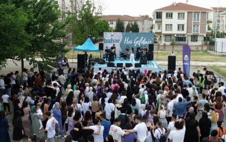 Bursa İnegöl’de üniversitelilerden yaza konserli merhaba Bursa İnegöl’de üniversitelilerden yaza konserli merhaba