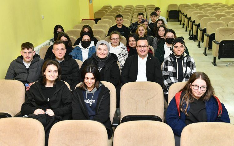 Bursa Mustafakemalpaşa Belediye Başkanı Mehmet Kanar öğrencilerle buluştu Bursa Mustafakemalpaşa Belediye Başkanı Mehmet Kanar öğrencilerle buluştu