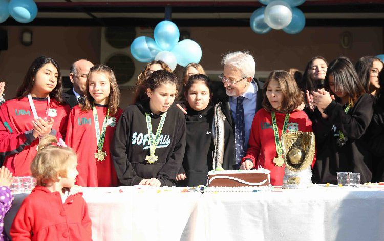 Bursa Nilüfer’de ‘Softbol’da kupa sevinci Bursa Nilüfer’de ‘Softbol’da kupa sevinci