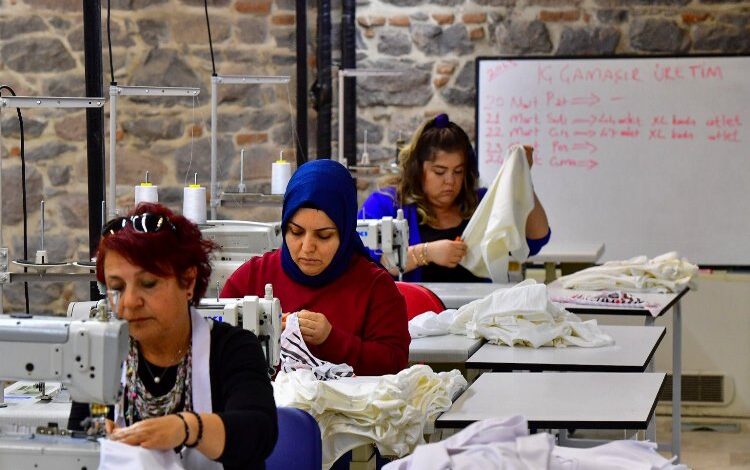 Meslek Fabrikası’nda depremzedelere iç çamaşırı Meslek Fabrikası’nda depremzedelere iç çamaşırı