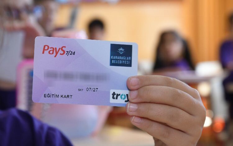 İzmir Karabağlar’da Eğitim Kart 5 bin aileye dağıtıldı İzmir Karabağlar’da Eğitim Kart 5 bin aileye dağıtıldı