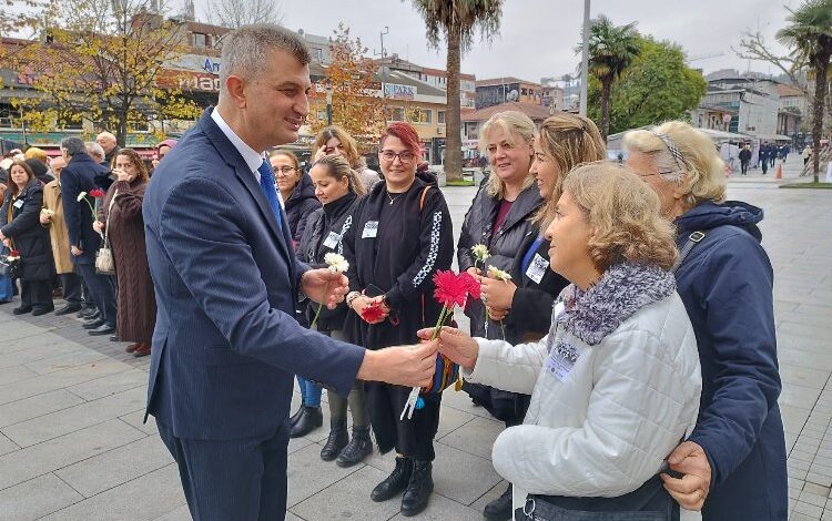 Gölcük’te 5 Aralık’a özel kadınlara karanfil