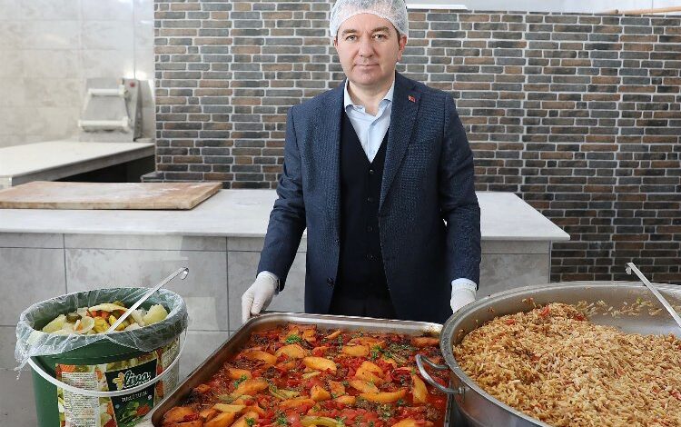 Bergama Aşevi’nden her gün 800 sıcak yemek