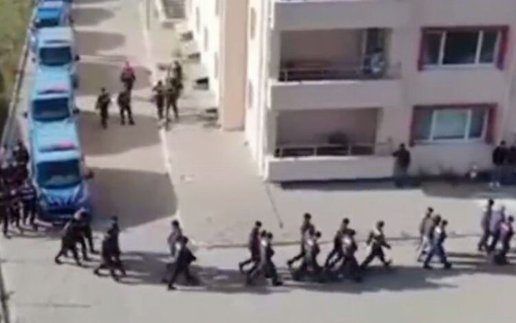 Sınırda ‘Kalkan’ operasyonu: Yüzlerce düzensiz göçmene gözaltı Sınırda ‘Kalkan’ operasyonu: Yüzlerce düzensiz göçmene gözaltı