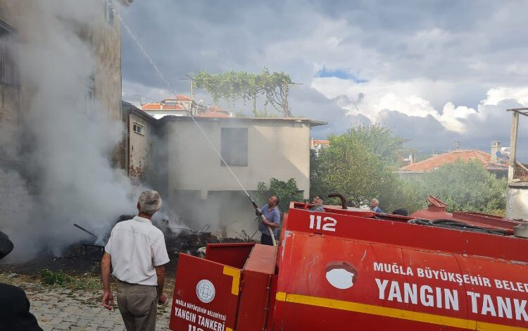 Muğla’da yangına ilk müdahale tankerleri görevde Muğla’da yangına ilk müdahale tankerleri görevde