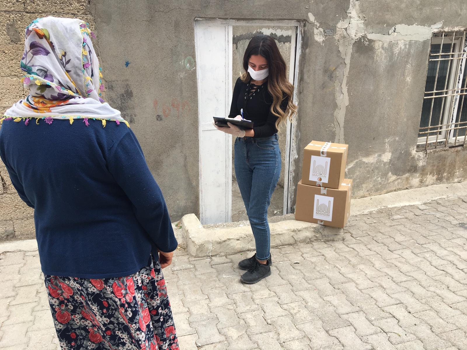 Mardin’de gıda kolileri sahiplerine ulaştırılıyor