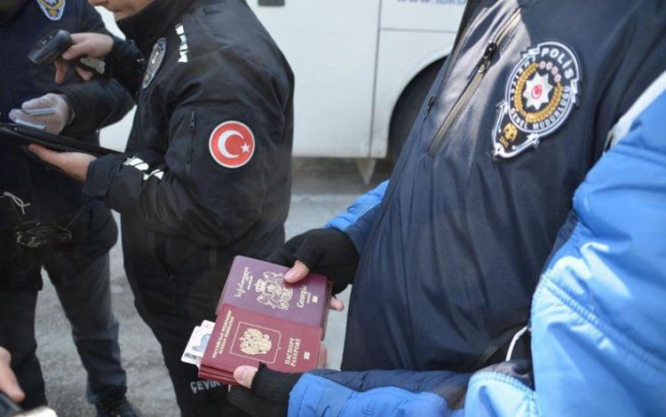 3,5 ayda 37 bine yakın düzensiz göçmen yakalandı 3,5 ayda 37 bine yakın düzensiz göçmen yakalandı