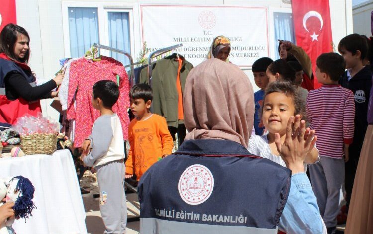 Çocuklara bayram sevinci için ürettiler Çocuklara bayram sevinci için ürettiler