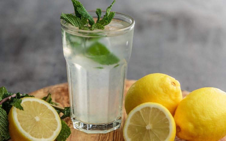 Suya limon katmak zayıflatmaz Suya limon katmak zayıflatmaz