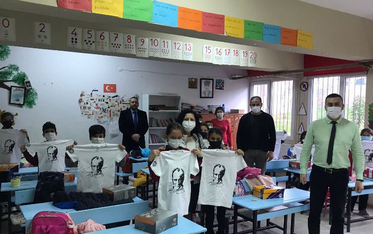 Manisa’da çocuklara sürpriz hediyeler Manisa’da çocuklara sürpriz hediyeler