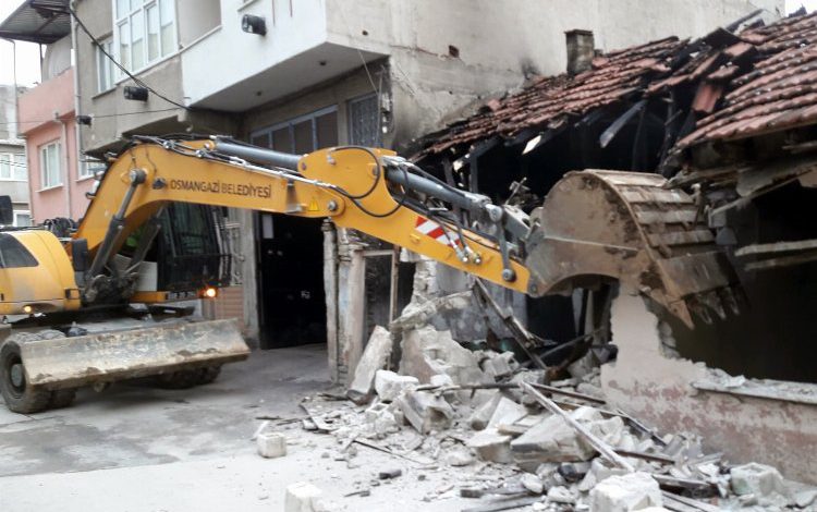Bursa Osmangazi’de metruk bina temizliği Bursa Osmangazi’de metruk bina temizliği