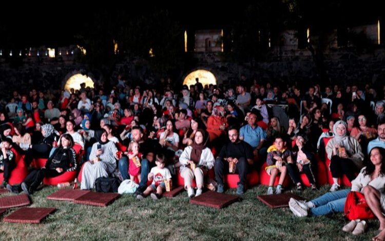 Nevşehir’de açık hava sinema keyfi Nevşehir’de açık hava sinema keyfi