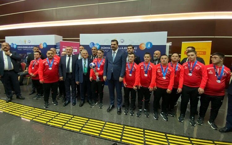 Memduh Büyükkılıç Down Sendromlu çocuklarla buluştu Memduh Büyükkılıç Down Sendromlu çocuklarla buluştu