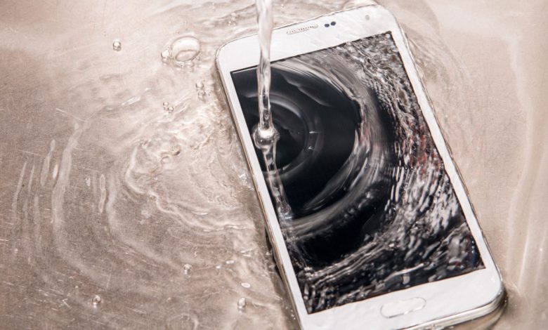 Sıvıyla temas eden telefonlar 4 adımda kurtarılabilir