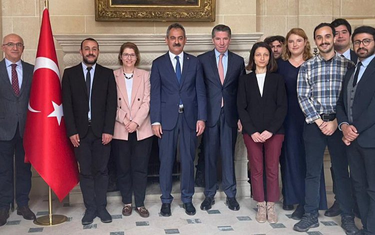 Bakan Özer yurt dışı bursiyerlerle buluştu