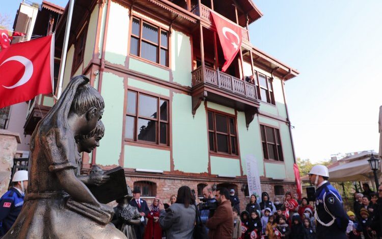 Kocaeli İzmit’te Atamız karanfillerle anıldı