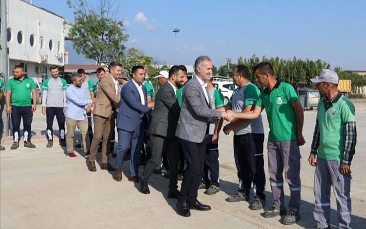 Bursa İnegöl mesaiye personeli kutlayarak başladı Bursa İnegöl mesaiye personeli kutlayarak başladı