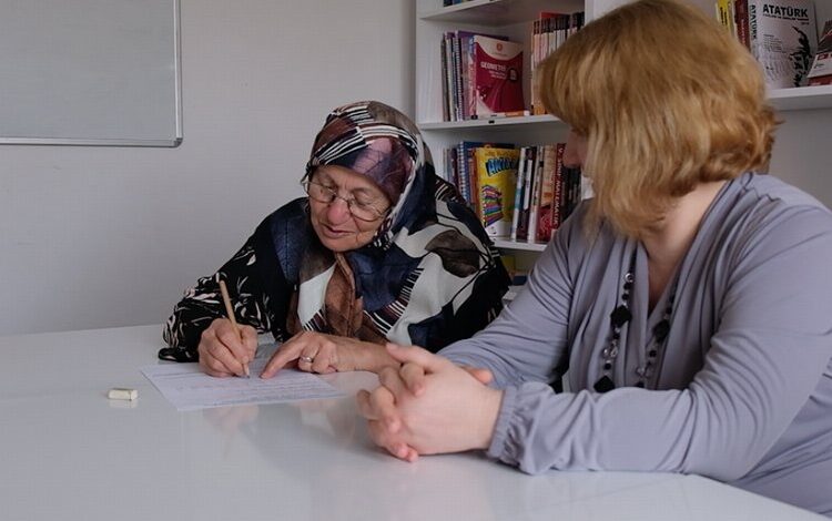 Edirne’de 61 yaşında okuma-yazma öğrendi Edirne’de 61 yaşında okuma-yazma öğrendi