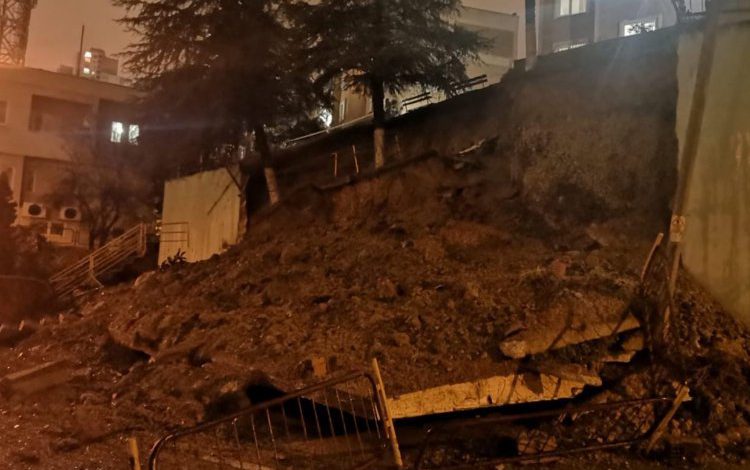 Kocaeli İzmit’te yıkılan istinat duvarına anında müdahale