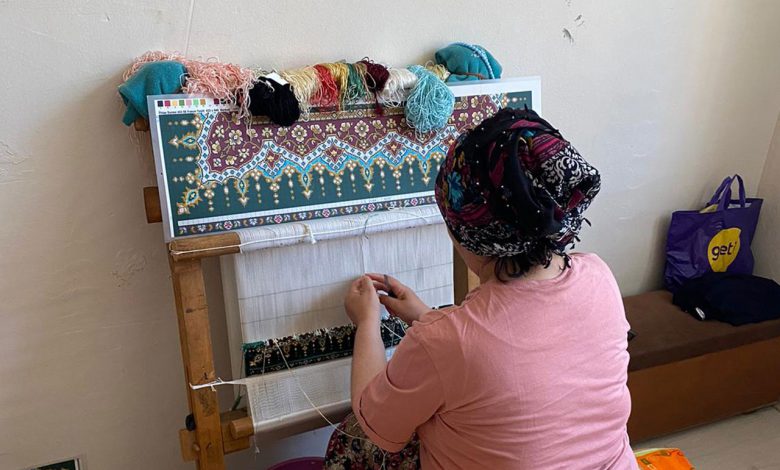 İzmitli kadınların ipek halılarına yoğun ilgi İzmitli kadınların ipek halılarına yoğun ilgi